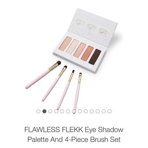 Flekk eyeshadow in Flawless  and 4 piece brush set